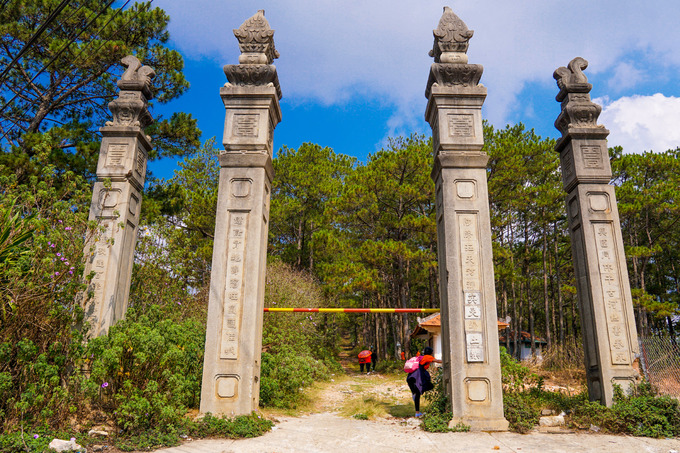 Cổng tam quan vào khu lăng mộ tại Đà Lạt 